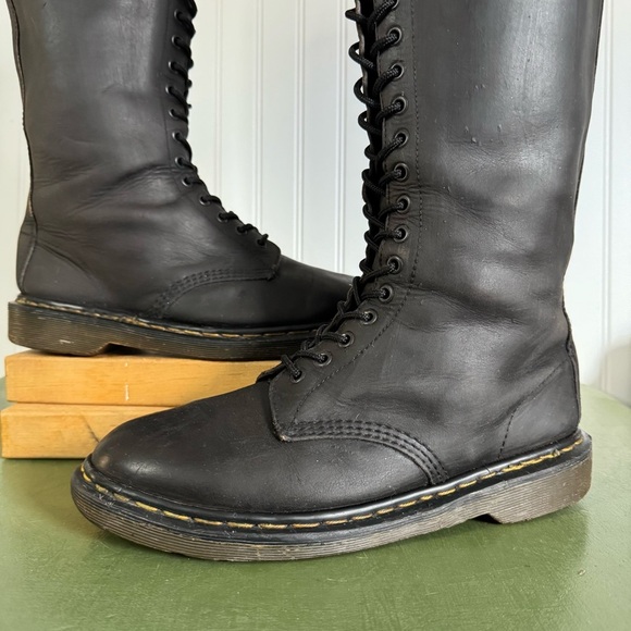 VTG England #1420 Dr. Martens OG 20-Eyelet Lace-Up Boots in Black Leather - Picture 2 of 16